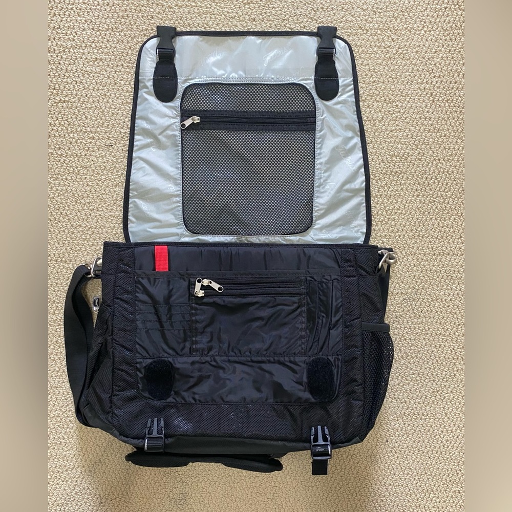 SOLD- Titleist Laptop Messenger Travel Bag. Excellent Condition. - Picture 3 of 13